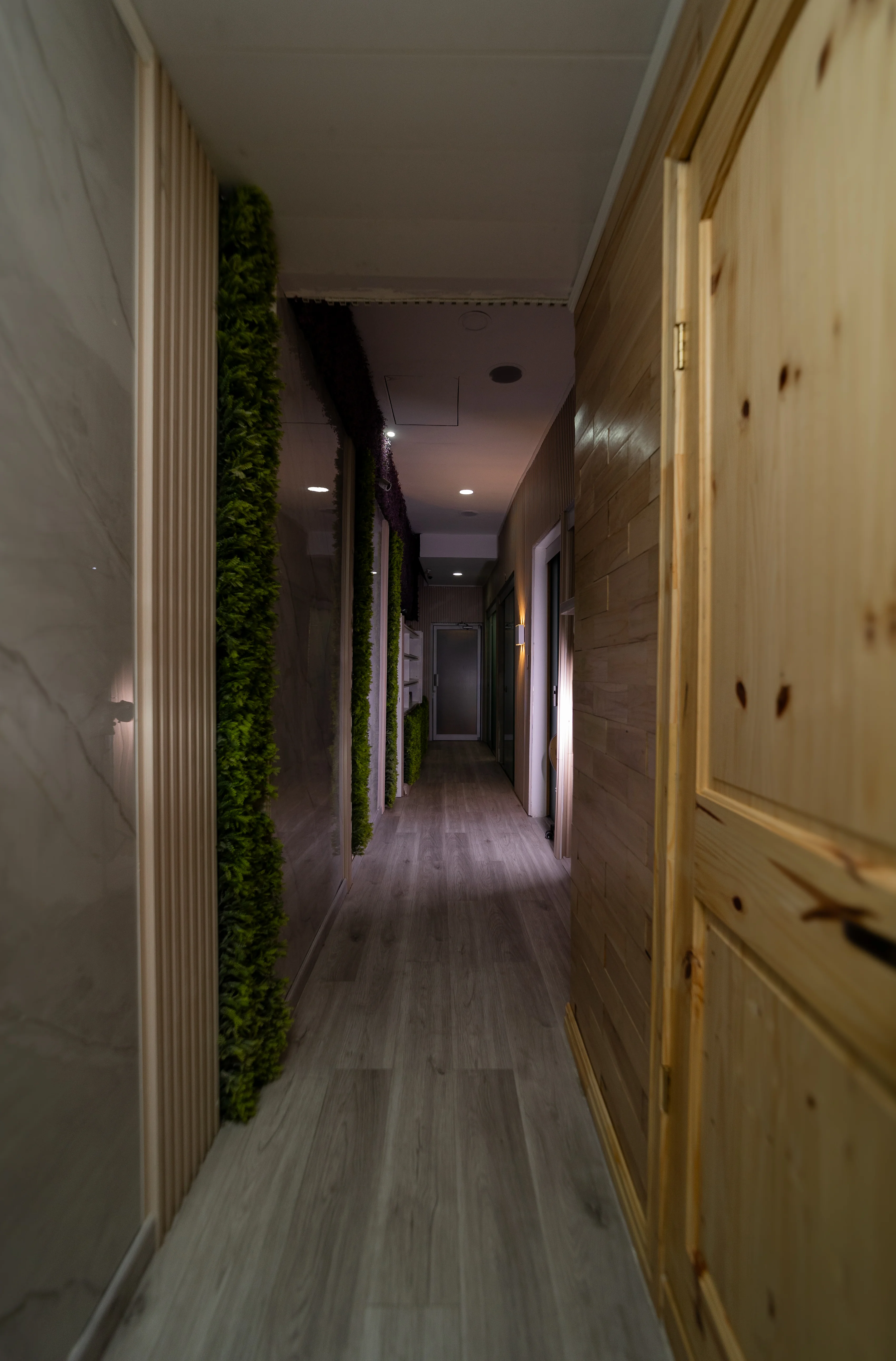 Fachada minimalista y elegante de la clínica Ambrosía en Momentum Escazú, destacando su arquitectura moderna y ambiente de serenidad.