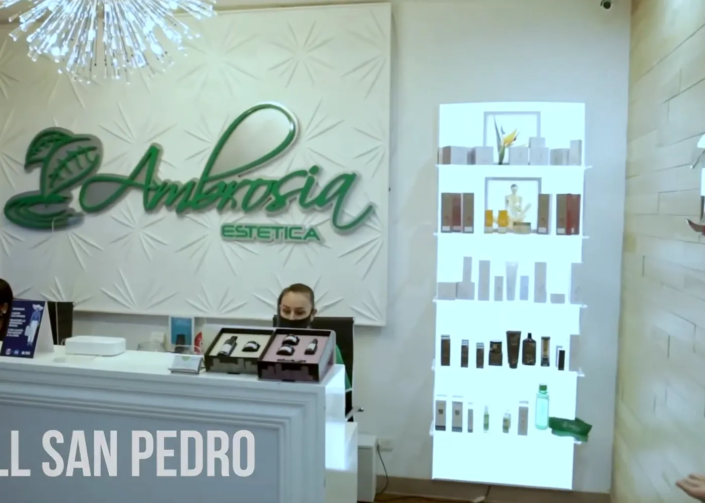 Entrada principal de Ambrosía en Mall San Pedro, mostrando el diseño de interiores sofisticado y la calidez del centro de bienestar.