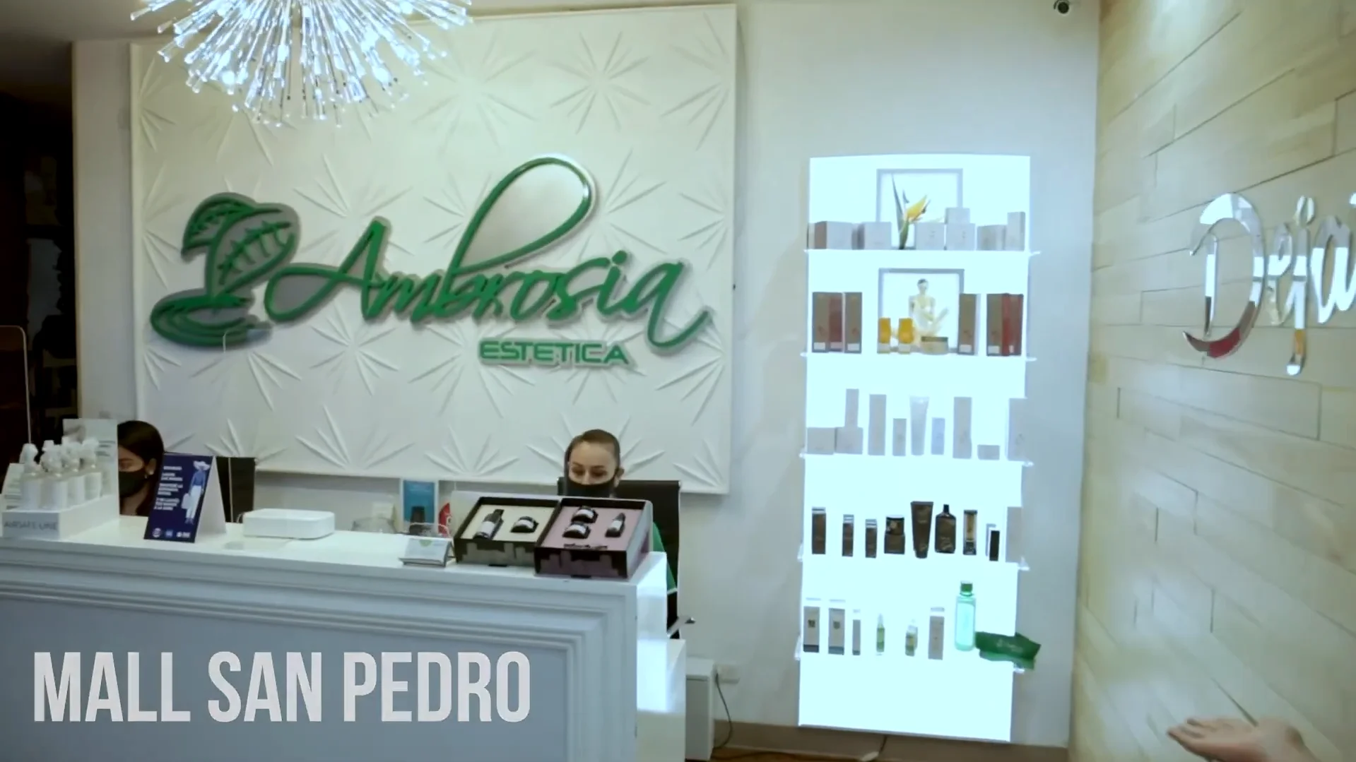 Entrada principal de Ambrosía en Mall San Pedro, mostrando el diseño de interiores sofisticado y la calidez del centro de bienestar.